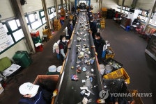 코로나19로 재활용 쓰레기 급증...분주한 직원들