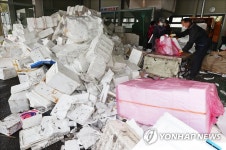 코로나19로 재활용 쓰레기 급증...분주한 직원들