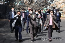 재활용수집 현장 점검 나선 한정애 환경부 장관