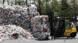 코로나19로 재활용 쓰레기 급증... 분주한 재활용수집소