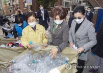 분리배출도우미 현장 점검하는 한정애 장관