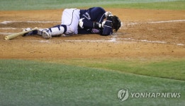 박세혁, 투수 공 맞아 이송…LG 투수 김대유 헤드샷 퇴장