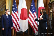 [속보] 스가 만난 미 부통령 인도태평양 논의 고대
