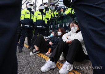 경찰에 막힌 후쿠시마 오염수 방류 규탄 회견 합류 대학생
