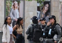[사진톡톡] 이스라엘 노마스크 첫날…되찾은 웃음과 여유
