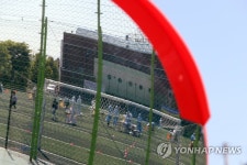 코로나19 확산 우려에 초등학교 전수 검사