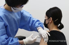 블루씨탑항공 | 백신 접종받는 항공업계 종사자