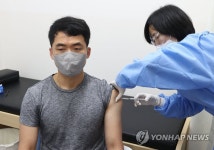 백신 접종받는 항공업계 종사자
