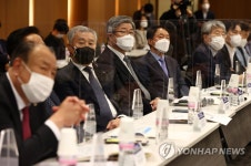 사업개요 소개 듣는 참석자들