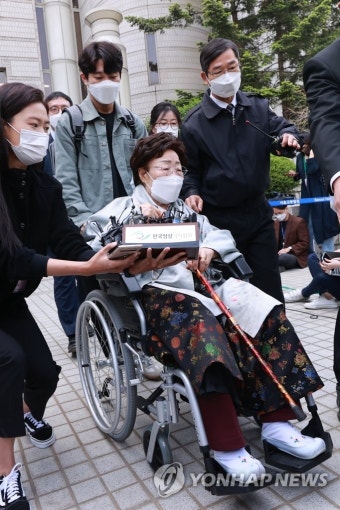 위안부 피해 2차 손배소 선고 공판 마친 이용수 할머니