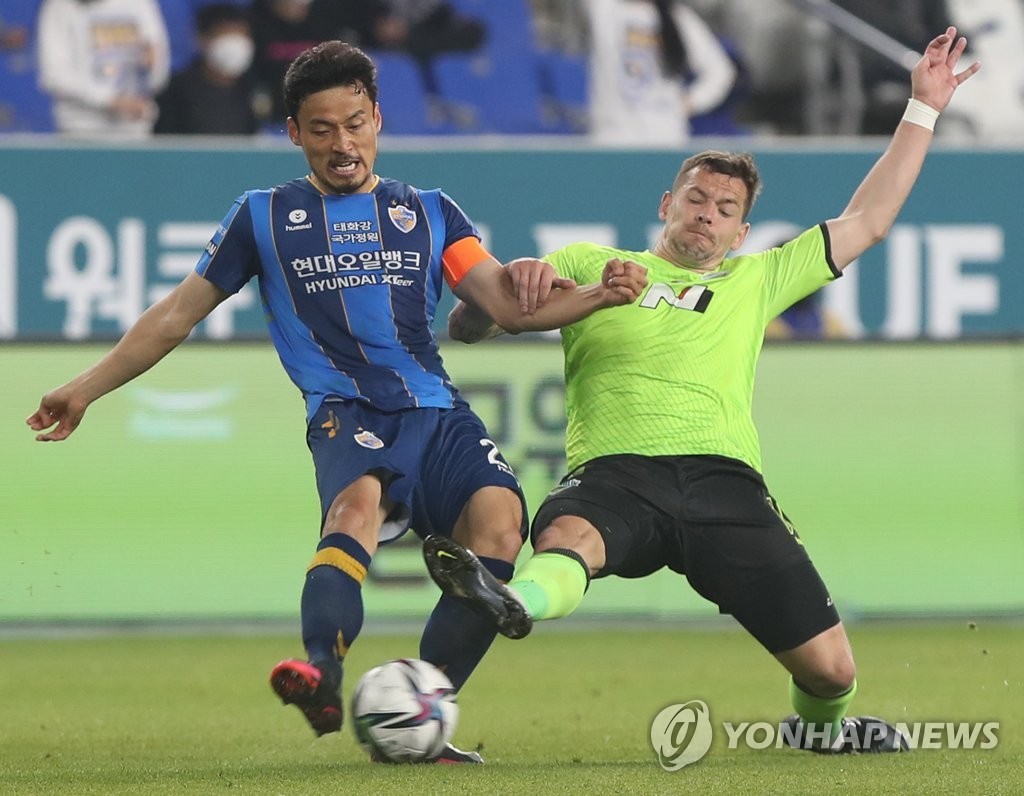 K리그1 전북 vs 울산 경기, 매진 관중 앞 현대가 더비 벌였다.