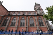 연도 낭송 위해 명동성당 찾은 신도들