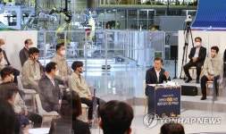 근로자와 대화하는 문 대통령