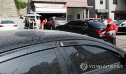황사비 맞은 차들로 붐비는 세차장