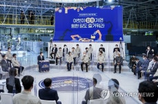 근로자와 대화하는 문 대통령