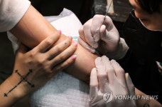 바늘로 새겨지는 섬세한 타투