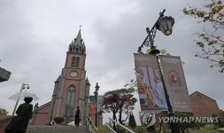 이른 아침 정진석 추기경 추모 가는 길