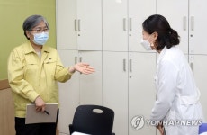 청주 흥덕보건소 직원 격려하는 정은경