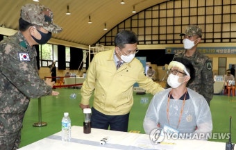 군의관 격려하는 서욱 국방부 장관