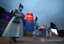 궁중문화축전 개막…청사초롱 든 관계자들