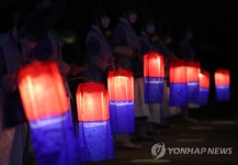 궁중문화축전 개막…청사초롱 든 관계자들