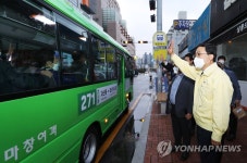 창원시 고지대 자산동 언덕길 중형 시내버스 달린다