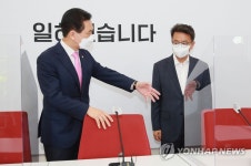 자리 권하는 국민의힘 김기현 당 대표 권한대행
