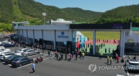 거리두기 격상 고흥군…공설운동장에 선별진료소