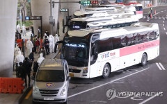 버스 탑승하는 교민들