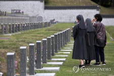 발길 이어지는 5·18묘지 참배