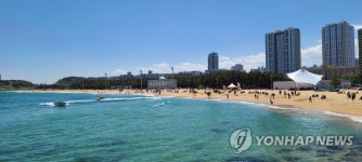 휴일 맞은 속초해변