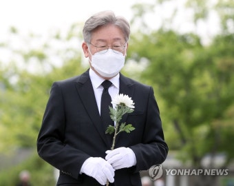 이재명 지사, 노무현 전 대통령 묘역 참배…곽상언 변호사 동행