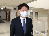 세종청사로 출근하는 안경덕 신임 고용노동부 장관