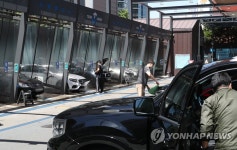 황사 물러간 휴일, 붐비는 세차장