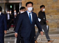 비공개 의원총회 참석하는 민주당 송영길 대표