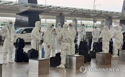 전신 방호복에 코로나 3회 검사…인도 특별기 감염 예방 총력