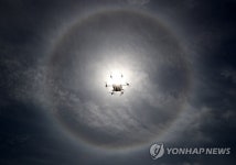 드론 너머 나타난 햇무리