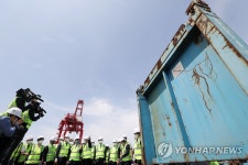 평택항신컨테이너터미널 현장 점검하는 더불어민주당