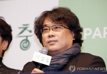 봉준호 감독,  애니 만든다…심해 생물과 인간 이야기