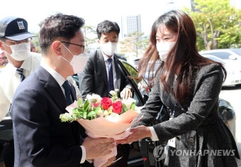 꽃다발 받는 박범계 장관