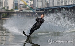 이른 무더위 속 수상스키