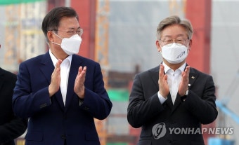 나란히 선 문재인 대통령과 이재명 지사