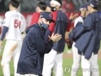롯데 새 사령탑 래리 서튼 감독, 첫 승리