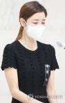 추모사 낭독하는 김규리
