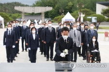 5·18 영령에 헌화하는 '더민초' 고영인 의원