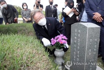 5·18 희생자 묘역 참배하는 이재명