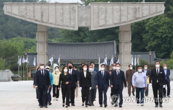 당 대표 출마 선언 후 광주 찾은 나경원
