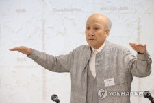 질문에 답하는 정상화 작가