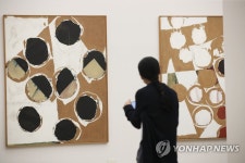 한국 단색조 추상 대표 화가 정상화 개인전