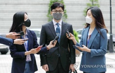 취재진 질문에 답하는 한동훈 검사장